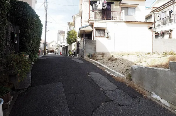 神戸市垂水区五色山、土地の前面道路を含む現地写真画像です