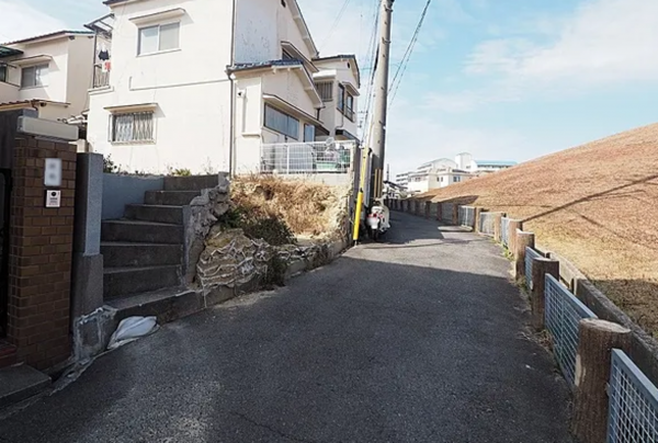 神戸市垂水区五色山、土地の前面道路を含む現地写真画像です