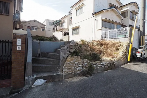 神戸市垂水区五色山、土地の前面道路を含む現地写真画像です