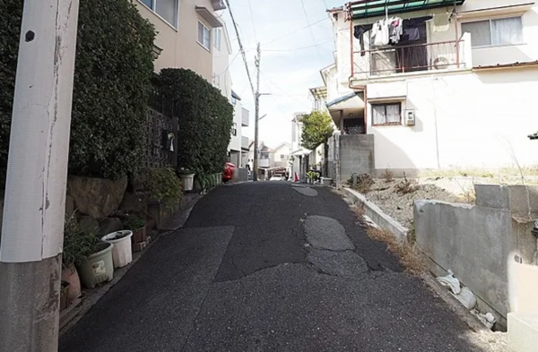 神戸市垂水区五色山、土地の前面道路を含む現地写真画像です