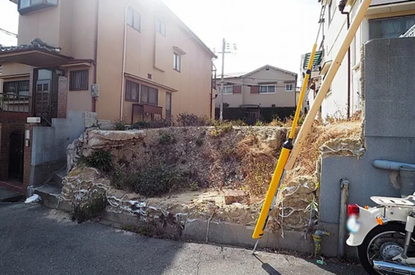 神戸市垂水区五色山、土地の前面道路を含む現地写真画像です