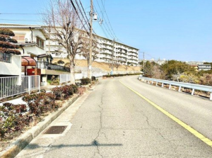 神戸市垂水区狩口台、土地の前面道路を含む現地写真画像です