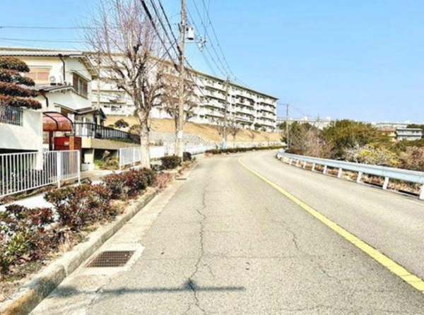 神戸市垂水区狩口台、土地の前面道路を含む現地写真画像です