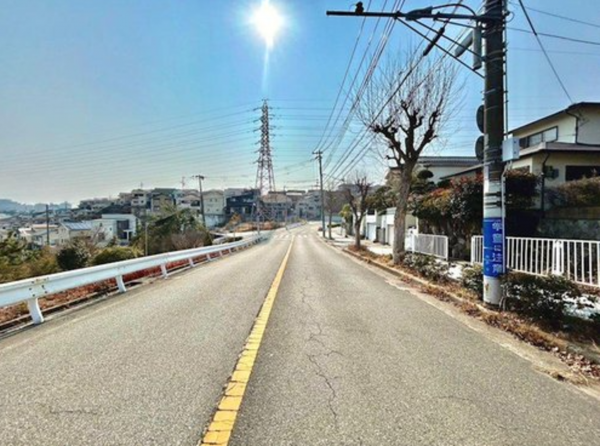 神戸市垂水区狩口台、土地の前面道路を含む現地写真画像です