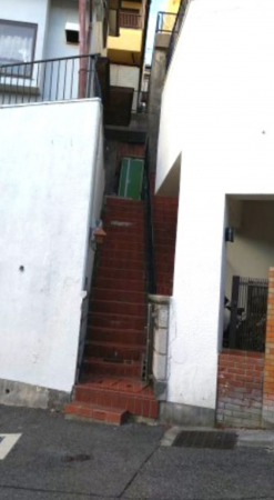 神戸市垂水区西舞子、中古一戸建ての前面道路を含む現地写真画像です