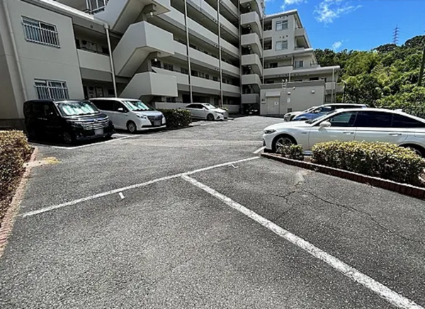 神戸市垂水区清水が丘、マンションの駐車場画像です