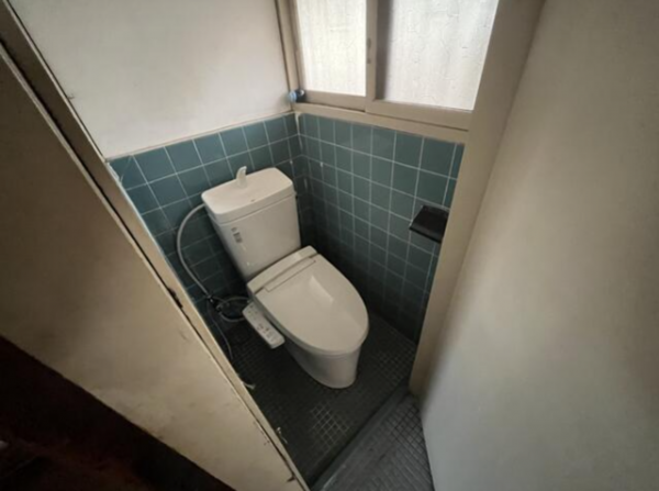 神戸市垂水区海岸通、中古一戸建てのトイレ画像です
