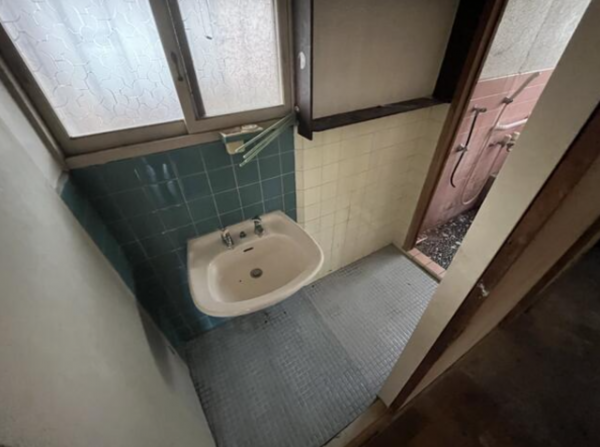 神戸市垂水区海岸通、中古一戸建ての洗面画像です