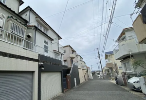 神戸市垂水区舞子坂、中古一戸建ての前面道路を含む現地写真画像です