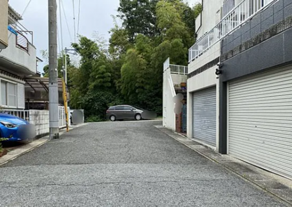 神戸市垂水区舞子坂、中古一戸建ての前面道路を含む現地写真画像です