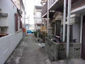 神戸市垂水区泉が丘、中古一戸建ての前面道路を含む現地写真画像です