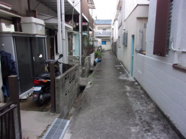 神戸市垂水区泉が丘、中古一戸建ての前面道路を含む現地写真画像です