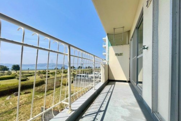 神戸市垂水区海岸通、マンションのバルコニー画像です