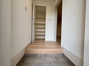 神戸市垂水区青山台、新築一戸建ての玄関画像です