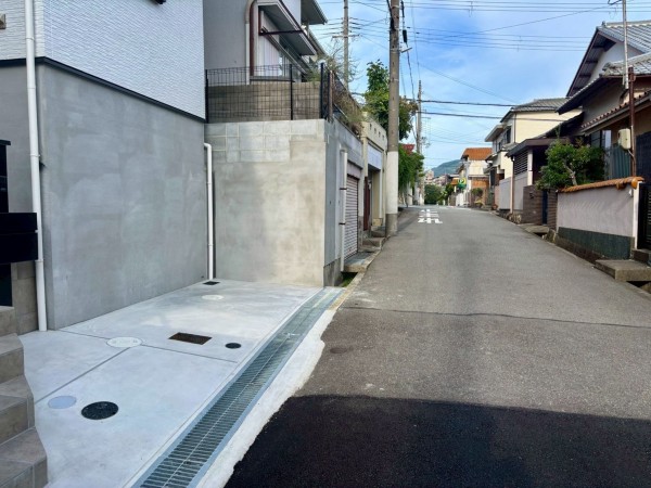 神戸市垂水区青山台、新築一戸建ての前面道路を含む現地写真画像です