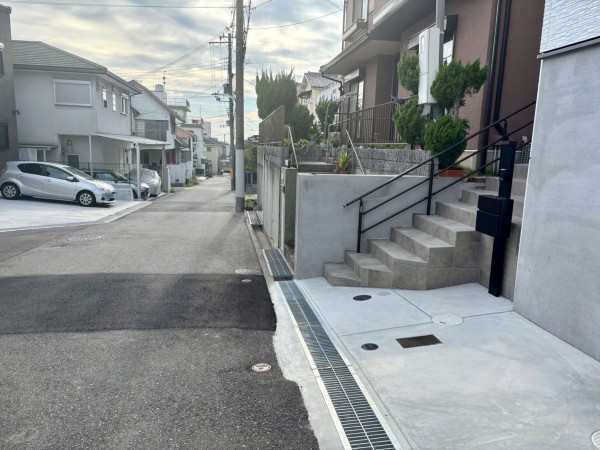 神戸市垂水区青山台、新築一戸建ての前面道路を含む現地写真画像です