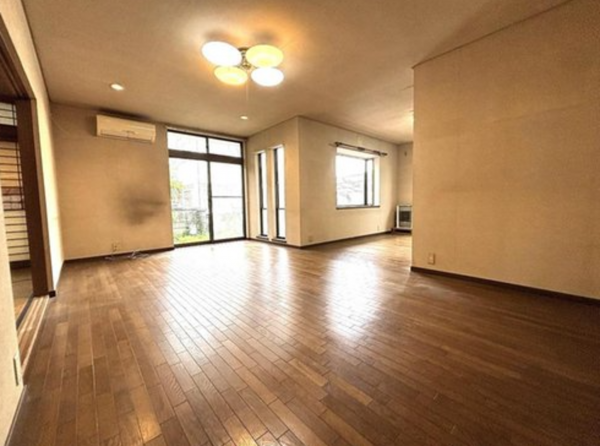 神戸市垂水区星陵台、中古一戸建ての居間画像です