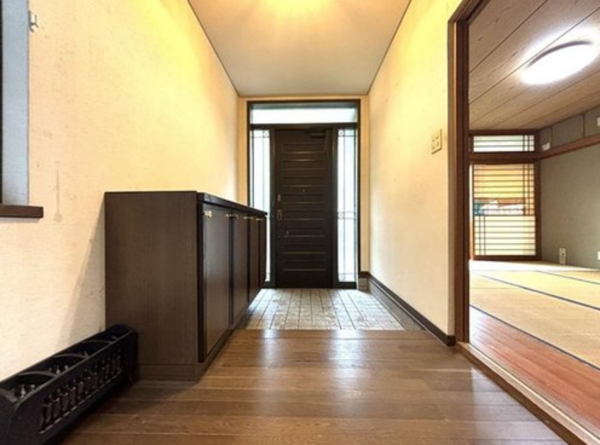 神戸市垂水区星陵台、中古一戸建ての玄関画像です