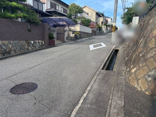 神戸市垂水区青山台、土地の前面道路を含む現地写真画像です