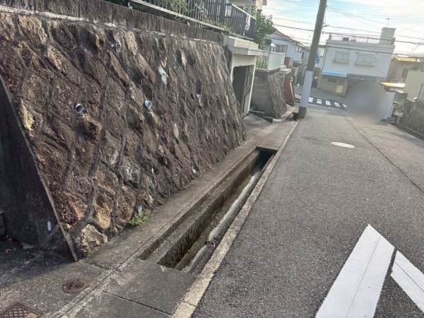 神戸市垂水区青山台、土地の前面道路を含む現地写真画像です