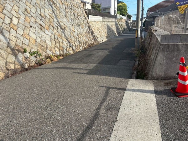 神戸市垂水区高丸、土地の前面道路を含む現地写真画像です
