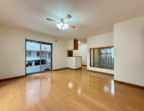 神戸市垂水区北舞子、中古一戸建ての居間画像です