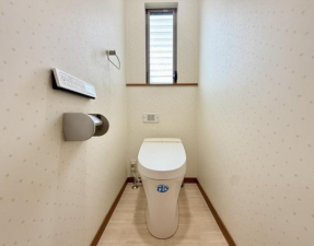 神戸市垂水区北舞子、中古一戸建てのトイレ画像です