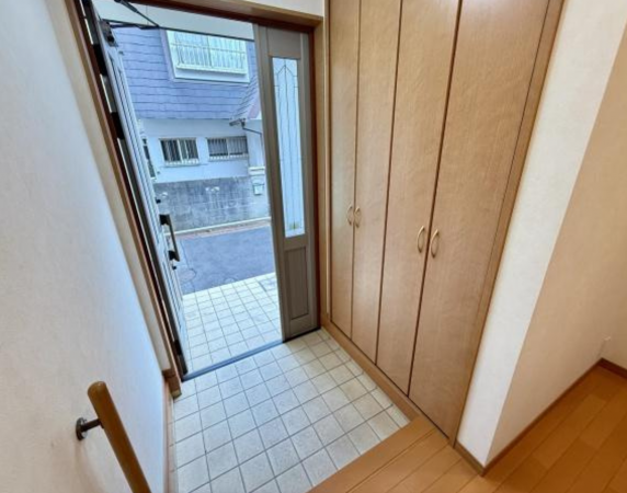 神戸市垂水区北舞子、中古一戸建ての玄関画像です