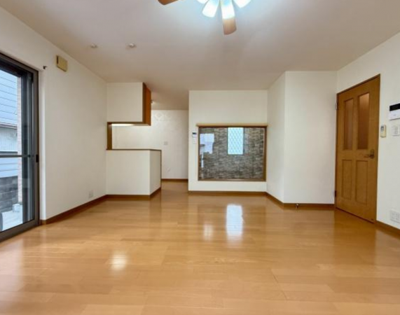 神戸市垂水区北舞子、中古一戸建ての居間画像です