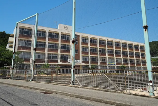 神戸市垂水区千鳥が丘、中古一戸建ての中学校画像です