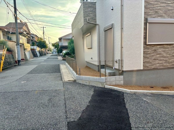 神戸市垂水区青山台、新築一戸建ての前面道路を含む現地写真画像です