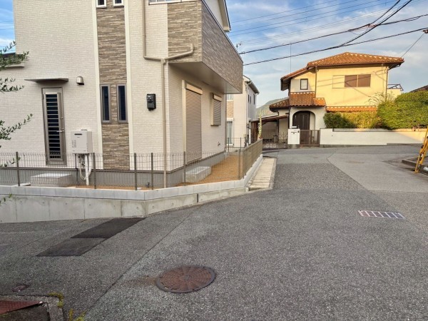 神戸市垂水区青山台、新築一戸建ての前面道路を含む現地写真画像です