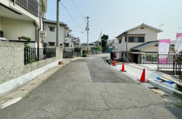 神戸市垂水区泉が丘、新築一戸建ての前面道路を含む現地写真画像です