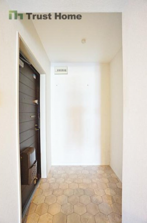 神戸市垂水区海岸通、マンションの玄関画像です