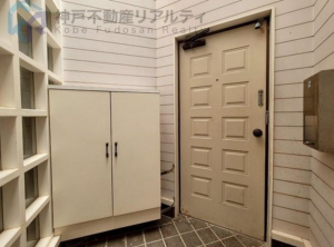 神戸市垂水区塩屋町、中古一戸建ての玄関画像です