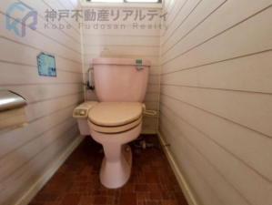 神戸市垂水区塩屋町、中古一戸建てのトイレ画像です