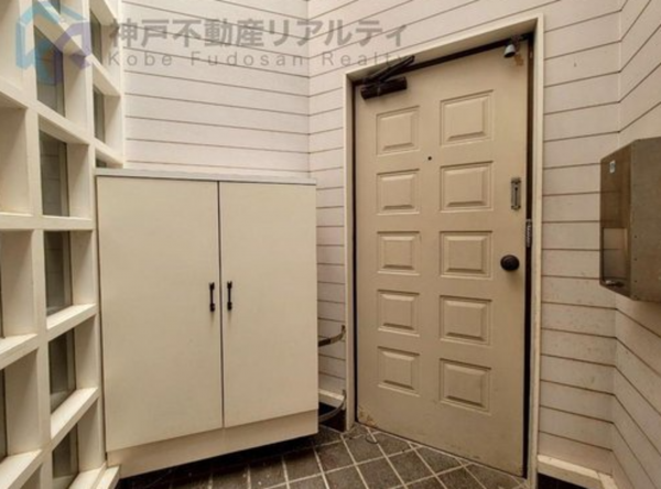 神戸市垂水区塩屋町、中古一戸建ての玄関画像です