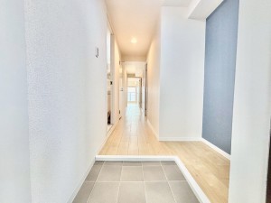 神戸市垂水区青山台、マンションの玄関画像です