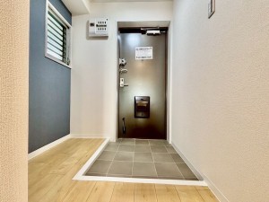 神戸市垂水区青山台、マンションの玄関画像です