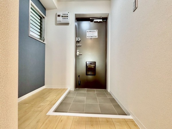 神戸市垂水区青山台、マンションの玄関画像です