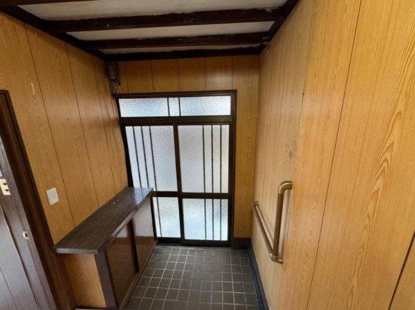 神戸市垂水区塩屋町、中古一戸建ての玄関画像です