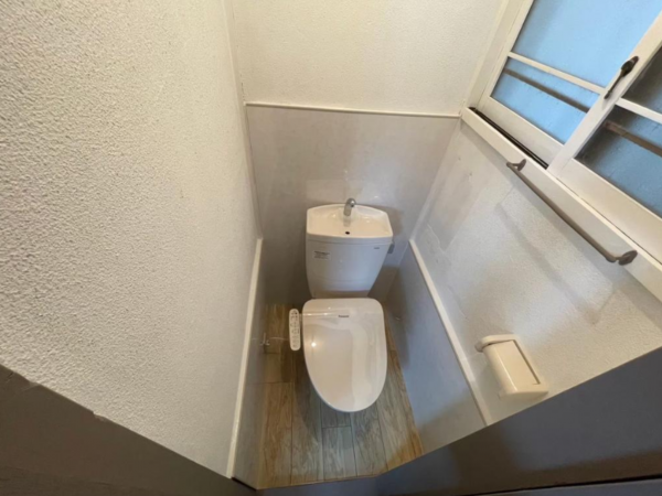 神戸市垂水区東垂水町、中古一戸建てのトイレ画像です