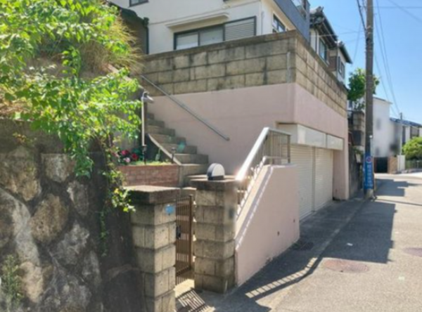 神戸市垂水区美山台、中古一戸建ての前面道路を含む現地写真画像です