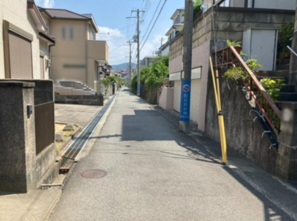 神戸市垂水区美山台、中古一戸建ての前面道路を含む現地写真画像です
