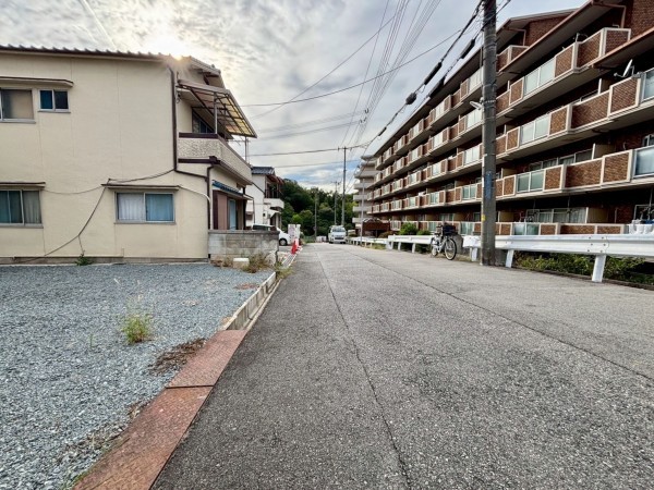 神戸市垂水区清水が丘、土地の前面道路を含む現地写真画像です