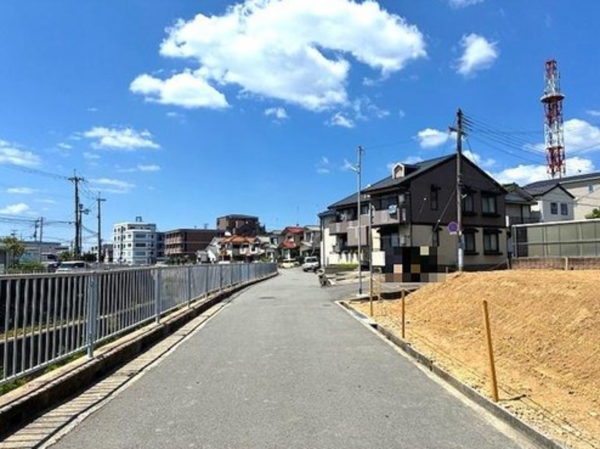 神戸市垂水区福田、新築一戸建ての前面道路を含む現地写真画像です