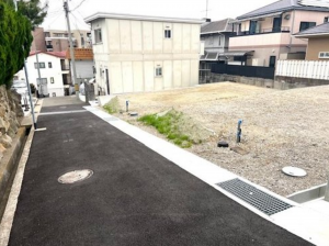 神戸市垂水区仲田、新築一戸建ての前面道路を含む現地写真画像です