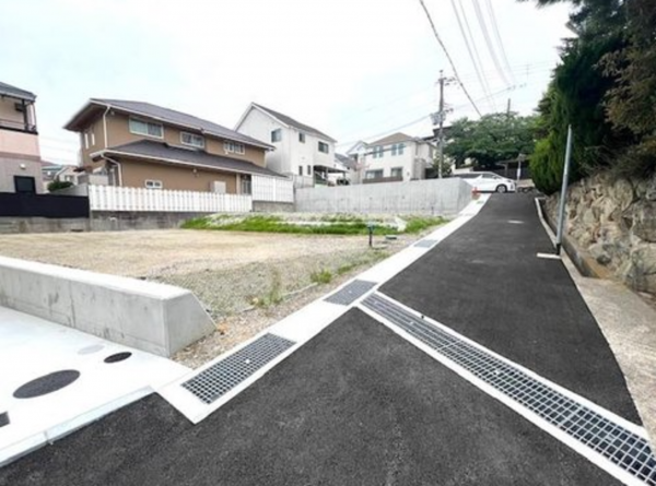 神戸市垂水区仲田、新築一戸建ての前面道路を含む現地写真画像です