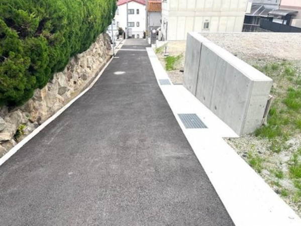 神戸市垂水区仲田、新築一戸建ての前面道路を含む現地写真画像です