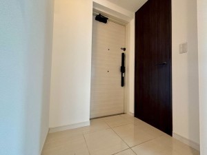 神戸市垂水区東舞子町、マンションの玄関画像です